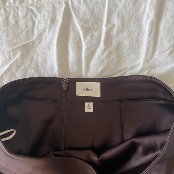 Aritzia patio satin mini skirt - Picture 3 of 4